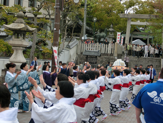 一の鳥居式典　「藤四郎音頭」行列